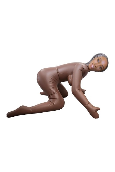 Bambola gonfiabile in posizione del cagnolino