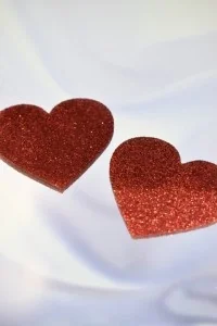 Copricapezzoli adesivi a forma di cuore rosso glitterato