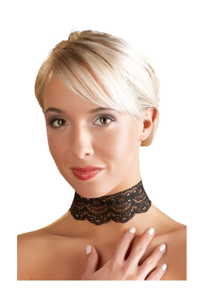 Collarino in pizzo nero con pendente