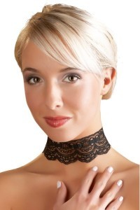 Collarino in pizzo nero con pendente