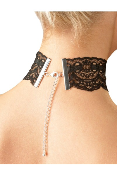 Collarino in pizzo nero con pendente