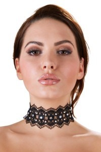 Collarino in pizzo con perle e strass